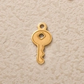 Dettaglio del ciondolo a chiave placcato oro 18K opaco con intaglio quadrato e bordo ondulato - Ciondolo a Chiave Oro Opaco