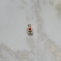 Detalle de un colgante cuadrado con motivo de tulipán rojo sobre fondo de mármol blanco - Colgante Flor Rosa Blanca