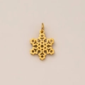 Détail de l'élégant pendentif flocon de neige plaqué or 18K avec gravure géométrique - Pièce en flocon de neige / Or