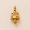 Detailweergave van een 18K vergulde fopspeen hanger met gepolijst spiegeloppervlak - Baby speen hanger