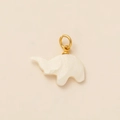 Détail d'un pendentif éléphant en nacre sculptée avec un anneau doré à l'or 18 carats - Pendentif Éléphant Blanc