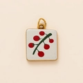 Dettaglio di un ciondolo quadrato placcato oro 18K con smalto bianco e motivo bacche - Ciondolo Ciliegia Bianco
