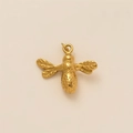 Gros plan détaillé du pendentif abeille plaqué or 18 carats avec ailes ciselées - Pendentif Abeille Dorée