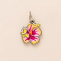 Detailansicht eines Hibiskus-Anhängers aus Emaille mit kleinem gelbem Schmetterling - Hibiskus-Anhänger