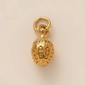 Vue macro d'un pendentif papillon en nacre plaqué or 18K avec des gravures évidées - Pendentif Coquille de Conque Dorée