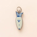 Detail eines fischförmigen Emaille-Anhängers mit blauen Linien und 18K Gold-Ring - Weißer Kopf Blauer Schwanz Fisch Anhänger