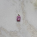 Primer plano de colgante rectangular morado con diseño de ganso y aro dorado metálico - Colgante Ganso Blanco Púrpura Claro