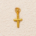 Vista detallada de un colgante de cruz chapado en oro con textura orgánica para joyas DIY - Cruz / Dorado