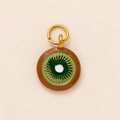 Dettaglio del ciondolo kiwi con trama di polpa verde e anello in metallo dorato - Ciondolo a Kiwi