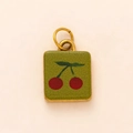Colgante cuadrado dorado con esmalte verde y motivo de cereza roja y dobles anillos de oro - Colgante de Cereza Verde