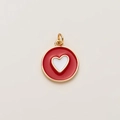 Détail du pendentif en forme de cœur plaqué or avec émail rouge et cœur blanc inséré - Pendentif Cœur de la Chance