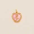 Détail d'un pendentif cœur vintage avec émail rose et une rose dorée en relief - Pendentif Fleur de Coeur