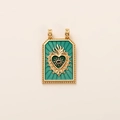 Gros plan détaillé d'un pendentif tarot doré avec émail vert et cœur sacré mystique - Pendentif Sacré-Cœur Bleu