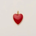 Détail du pendentif cœur en émail rouge avec bordure en métal plaqué or poli - Pendentif Coeur Rouge