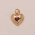Vue détaillée d'un pendentif cœur plaqué or avec cristal rouge et incrustation de zircone - Pendentif Cœur d'Amour