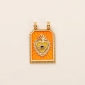 Détail d'un pendentif rectangulaire sacré-cœur plaqué or avec émail orange et œil protecteur - Pendentif Sacré-Cœur Jaune