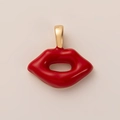 Vue détaillée du pendentif lèvres en émail rouge avec bélière dorée pour bijoux - Pendentif Lèvres Rouges