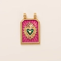 Vue détaillée du pendentif Sacré-Cœur vintage en émail avec placage d'or et fond rouge rayonné - Pendentif Sacré-Cœur Rose
