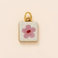 Vista detallada de un colgante cuadrado chapado en oro de 18K con diseño de flor rosa - Colgante Flor Rosa Blanco Claro
