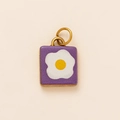 Detalle de un colgante de acero inoxidable chapado en oro 18K con esmalte violeta - Colgante Flor Blanca Púrpura