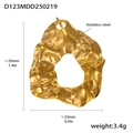 Detalle de colgante en acero inoxidable dorado con medidas de 29mm de alto y 23mm de ancho - D123-Colgante Textura Lava Irregular (Dorado)