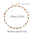 Dettaglio della collana a goccia in acrilico colorato con catena dorata e misure - Stile Gemme a Goccia Multicolore (KN0195)