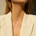 Dettaglio della collana placcata oro 18K con pendenti in zircone ovale indossata su blazer - Stile Pendente Ovale (KN0202-2)