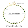 Dettaglio della collana con perline placcata oro 18K con catena da 38cm e perle verdi da 0,4cm - Stile con Perline Sfaccettate Verdi (KN0194)