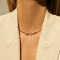 Collar bohemio chapado en oro de 18K con dijes de ojo del diablo rojos visto en modelo - Estilo Ojo Rojo Clip (KN0203-1)