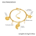 Dettaglio di un bracciale dorato in acciaio inossidabile con conchiglie e perle naturali - Braccialetto con Ciondoli Oceano Oro / 16+5cm