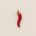 Dettaglio macro del ciondolo a cornetto rosso placcato in oro 18K per portafortuna - Ciondolo Peperoncino Rosso