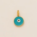 Dettaglio del ciondolo rotondo Evil Eye blu con placcatura oro 18K e finitura in smalto - Ciondolo Malocchio