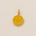 Dettaglio del ciondolo smiley giallo con bordo in metallo lucido placcato oro 18K - Pendaglio Faccina Sorridente
