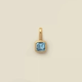 Gros plan du pendentif plaqué or 18K avec pierre précieuse bleu clair taille émeraude - Pendentif Pierre de Naissance Décembre Uniquement (Sans Chaîne)
