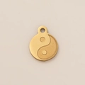 Dettaglio del ciondolo circolare Yin Yang placcato oro con finiture lucide e satinate - Pendente Yin Yang