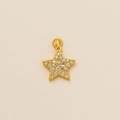 Détail d'un pendentif étoile dorée avec pavage de pierres en zircone cubique scintillantes - Pendentif étoile pavée uniquement (Sans chaîne)
