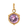 Macro detallada de un colgante de gema rosa redonda con base chapada en oro de 18K - Octubre Dorado/Circón Rosa