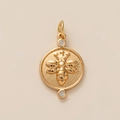 Vue détaillée du pendentif pièce d'or avec abeille en relief et petits zircons - Disque Abeille