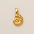 Gros plan détaillé du pendentif en forme de conque en acier inoxydable plaqué or 18 carats - Pendentif Uniquement (Sans Chaîne) / Nautile Doré (4)