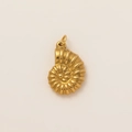 Primer plano detallado del colgante de concha de nautilo en oro 18K con textura espiral - Caracol de Metal Dorado