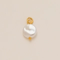 Colgante de perla con aro dorado y detalle de cuenta sobre un fondo beige elegante - Estilo de Perla Barroca en Forma de Moneda (2)