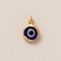 Vue macro du pendentif mauvais œil plaqué or 18K avec émail bleu foncé et bélière - Petit Pendentif Mauvais Œil