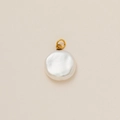 Detalle macro de un colgante de perla barroca blanca con un aro dorado - Estilo de Perla Barroca Redonda Plana (7)