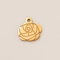 Vista macro de colgante de rosa en oro de 18K con textura de pétalo y grabado - Colgante de Flor