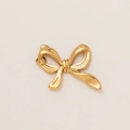 Detalle macro de un colgante de lazo bañado en oro de 18K con textura metálica y anilla - Colgante Lazo Estilo D