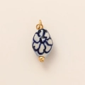 Vista detallada de un colgante de cerámica floral azul y blanco con detalles en oro de 18K - Colgante de Esmalte Estilo A