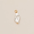 Elegante colgante de perla barroca con aro metálico dorado sobre fondo blanco - Estilo de Perla Barroca Pequeña Irregular (10)