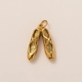 Vue détaillée des pendentifs ballerines plaqués or 18K avec textures de rubans croisés - Style Chaussons de Danse (Pendentif Seul (Sans Chaîne))