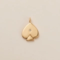 Detalle del colgante de pica chapado en oro de 18K con cristal central y acabado pulido espejo - Colgante de Corazón