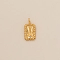 Détail macro d'un pendentif rectangulaire doré avec rayons de soleil et petit zircon - Pendentif Lever Coucher de Soleil